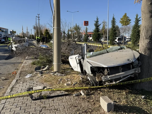Nevşehir'de Feci Kaza: Gençlerin Aracı Ağaca Çarptı