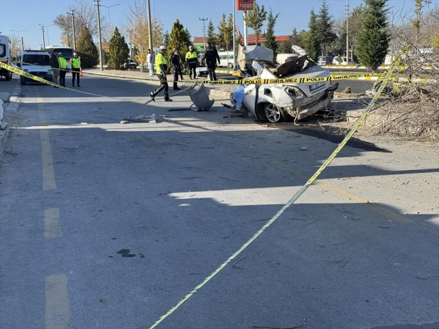 Nevşehir'de Feci Kaza: Gençlerin Aracı Ağaca Çarptı