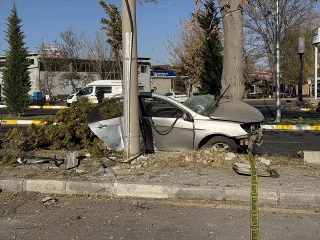 Nevşehir'de Feci Kaza: Gençlerin Aracı Ağaca Çarptı