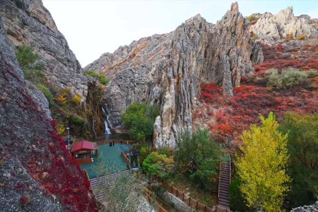 Günpınar Şelalesi'nde sonbaharın büyülü dansı