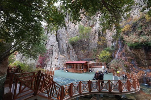 Günpınar Şelalesi'nde sonbaharın büyülü dansı