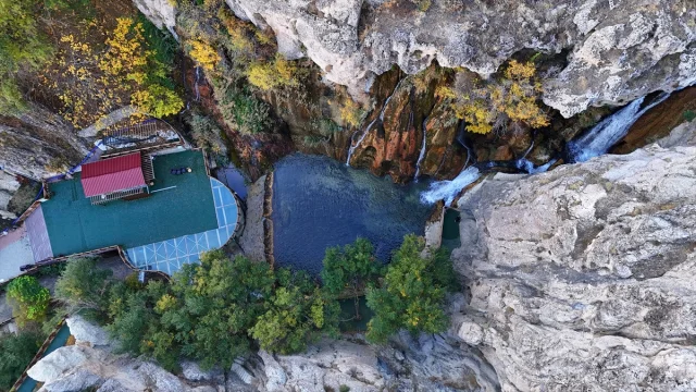 Günpınar Şelalesi'nde sonbaharın büyülü dansı
