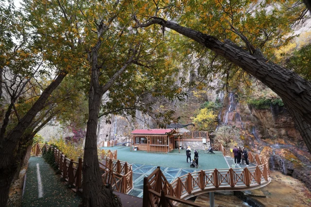 Günpınar Şelalesi'nde sonbaharın büyülü dansı