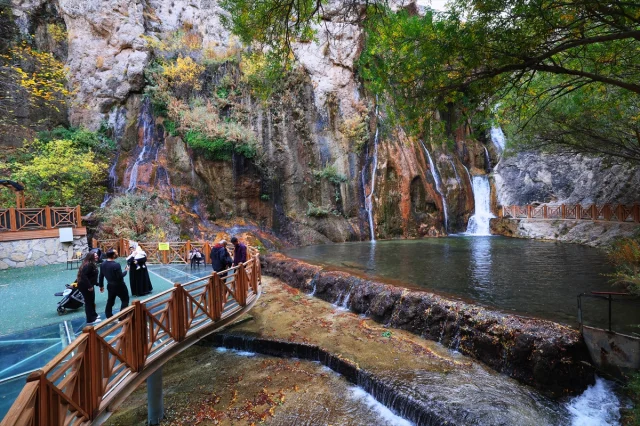 Günpınar Şelalesi'nde sonbaharın büyülü dansı