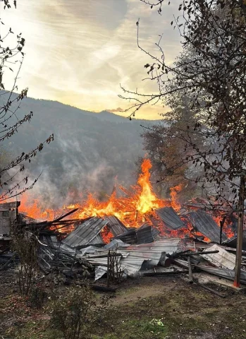 Yenice'de patlak veren yangında hayat kurtarma çabaları