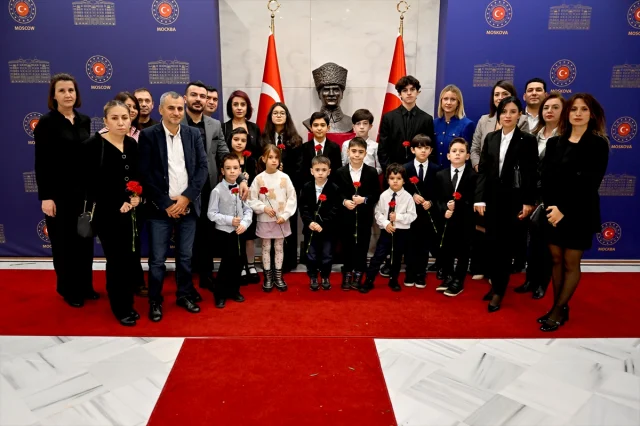 Rusya'da Türk Çocuklarından Atatürk'e İlginç ve Duygusal Anma