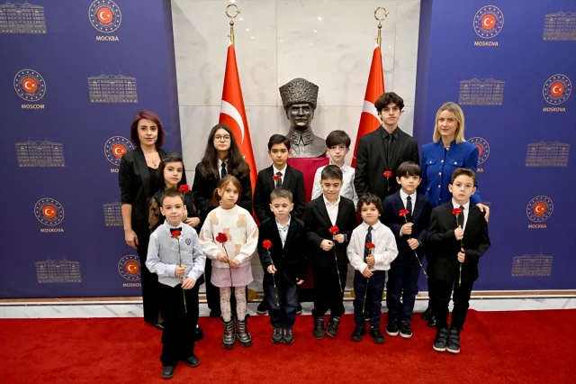 Rusya'da Türk Çocuklarından Atatürk'e İlginç ve Duygusal Anma
