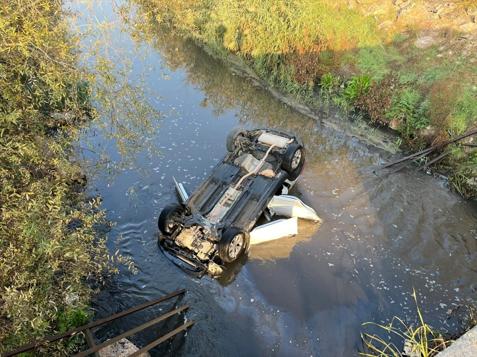 Amasya'da Devrilen Araçtan Film Gibi Kurtarma