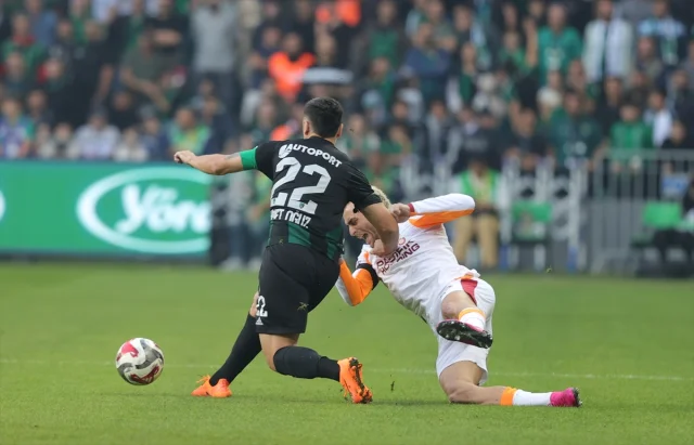 Kocaelispor İlk Yarıda Galatasaray'a Karşı Üstünlük Sağladı