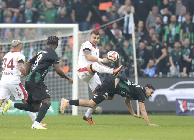 Kocaelispor İlk Yarıda Galatasaray'a Karşı Üstünlük Sağladı