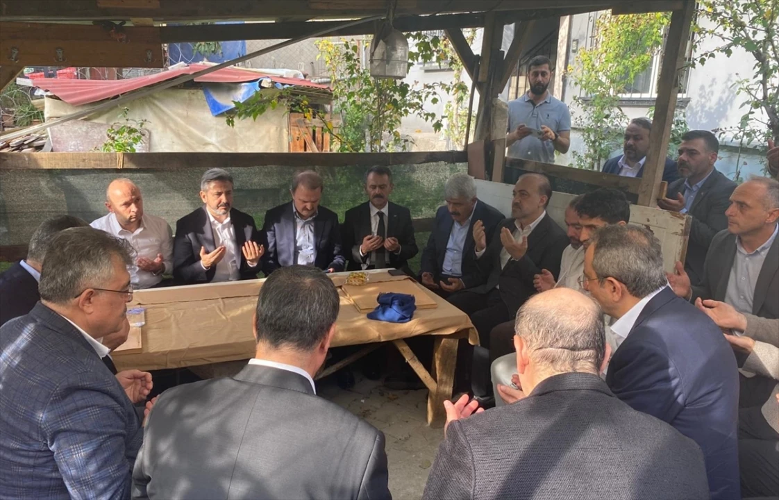 Kocaeli'nde Fabrika Yangını: Hayatını Kaybeden İşçilerin Ailelerine Duygusal Ziyaret