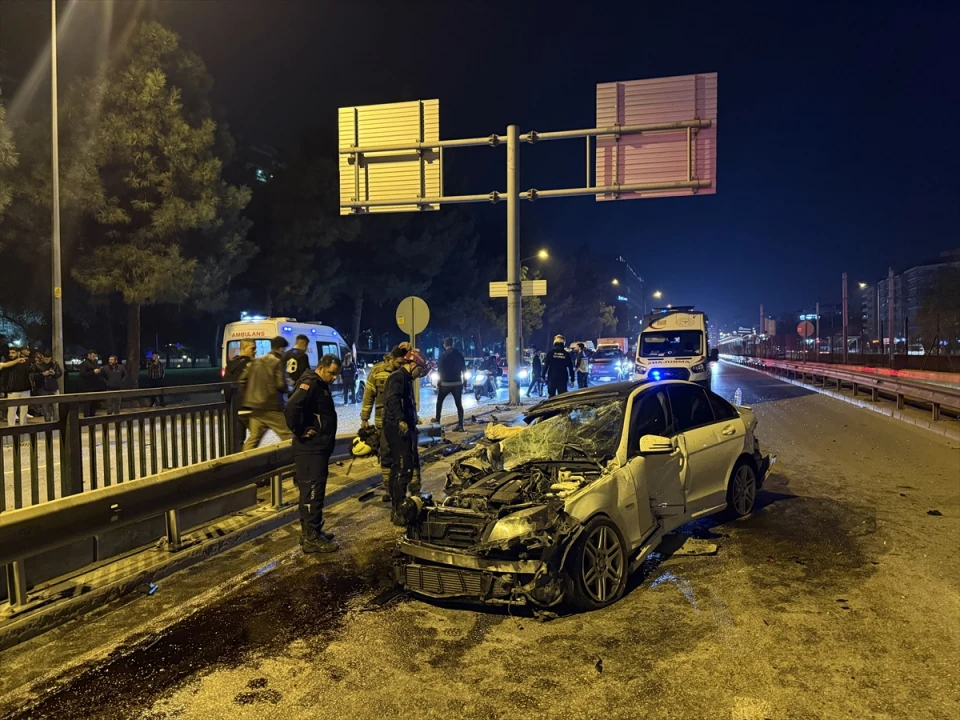 Bursa'da Feci Kaza: Trafik Levhasına Çarpan Araçta 6 Kişi Yaralandı