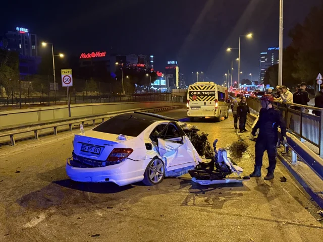Bursa'da Feci Kaza: Trafik Levhasına Çarpan Araçta 6 Kişi Yaralandı