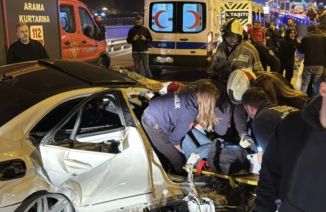 Bursa'da Feci Kaza: Trafik Levhasına Çarpan Araçta 6 Kişi Yaralandı