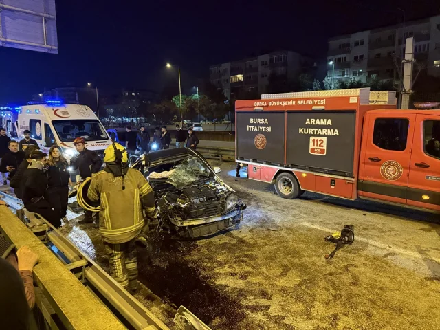 Bursa'da Feci Kaza: Trafik Levhasına Çarpan Araçta 6 Kişi Yaralandı