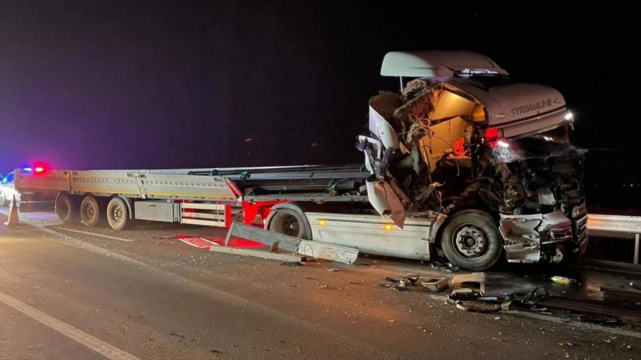 Sakarya-Bilecik Yolunda Korkutan Kaza: Tır Sürücüsü Yaralandı