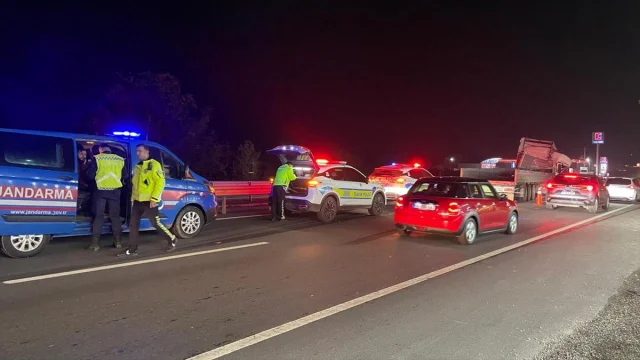 Sakarya-Bilecik Yolunda Korkutan Kaza: Tır Sürücüsü Yaralandı