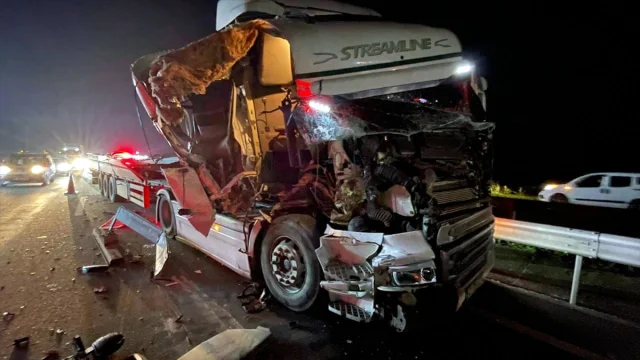 Sakarya-Bilecik Yolunda Korkutan Kaza: Tır Sürücüsü Yaralandı
