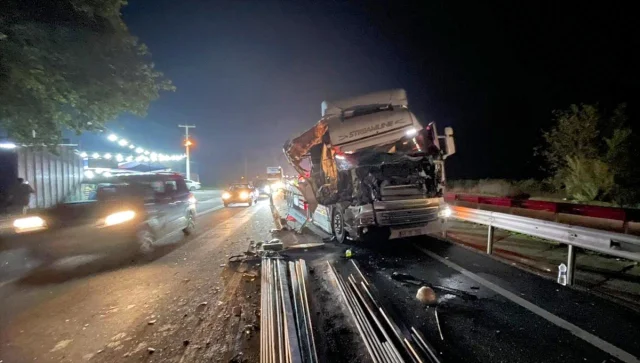 Sakarya-Bilecik Yolunda Korkutan Kaza: Tır Sürücüsü Yaralandı