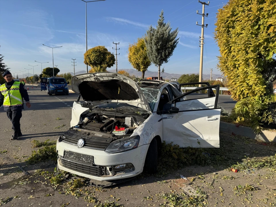 Elazığ'da Trafik Kazası: Aydınlatma Direğine Çarpan Araçta Yaralılar Var