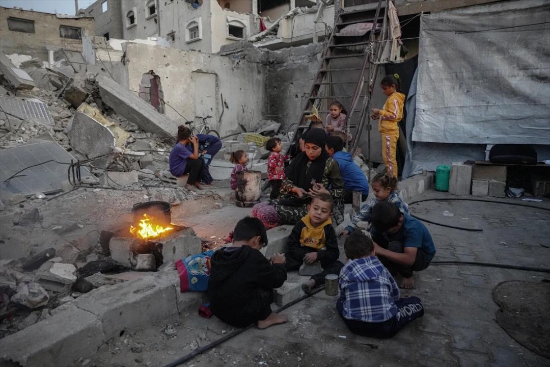 Gazze'de Acı Dolu Destan: 36 Torununa Umut Olan Büyükannenin Hikayesi