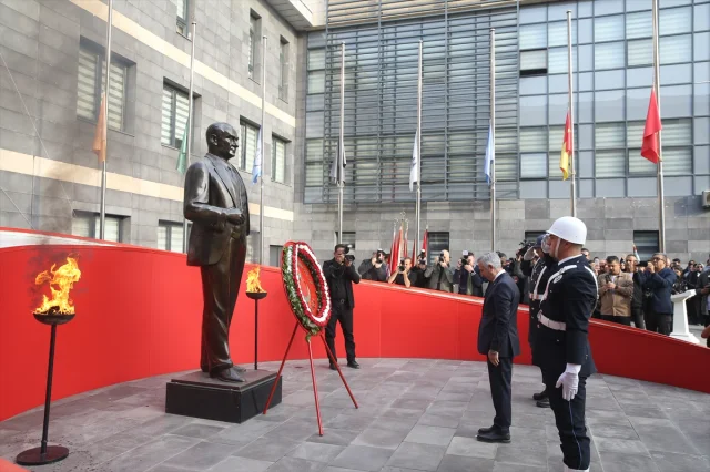 Türkiye Ata'sını Özlemle Yâd Ediyor