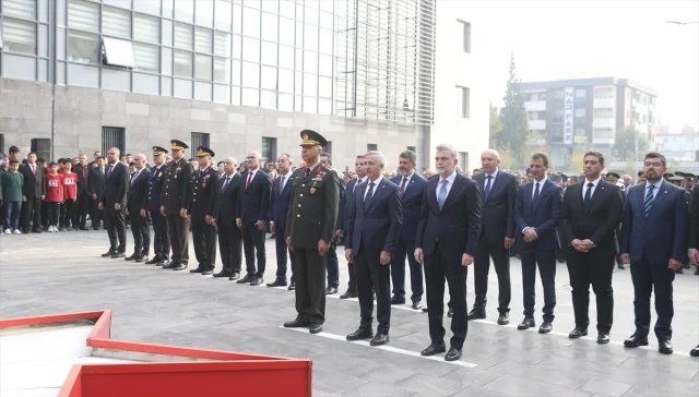 Türkiye Ata'sını Özlemle Yâd Ediyor