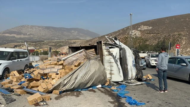 Hatay Trafiğinde Korkutan Kaza: Kamyon 6 Araca Çarptı, 4 Yaralı