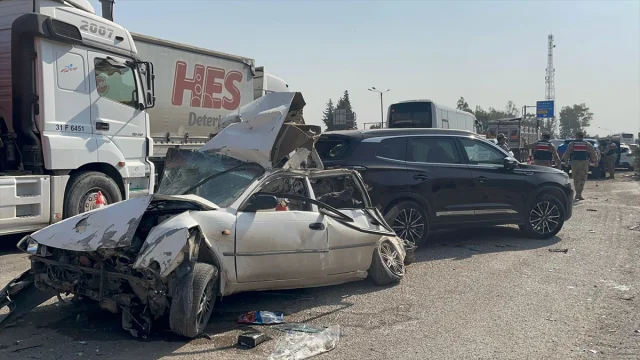 Hatay Trafiğinde Korkutan Kaza: Kamyon 6 Araca Çarptı, 4 Yaralı