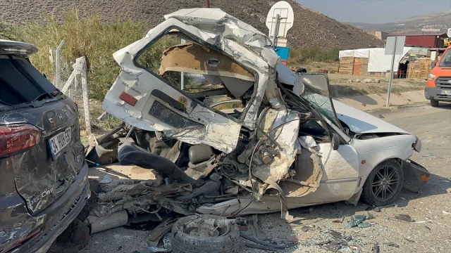 Hatay Trafiğinde Korkutan Kaza: Kamyon 6 Araca Çarptı, 4 Yaralı