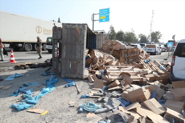 Hatay Trafiğinde Korkutan Kaza: Kamyon 6 Araca Çarptı, 4 Yaralı