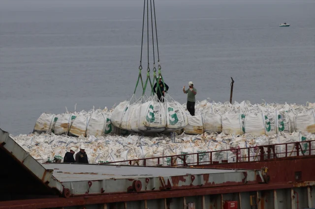 Kandıra Sahillerinde Yaklaşan Tehlike Karaya Oturan Geminin Yükleri Tahliye Ediliyor