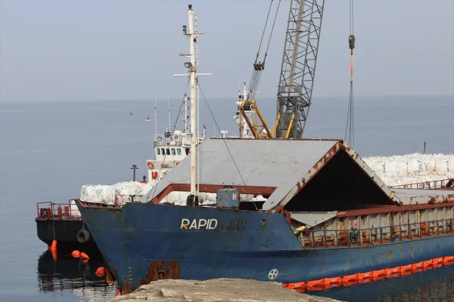 Kandıra Sahillerinde Yaklaşan Tehlike Karaya Oturan Geminin Yükleri Tahliye Ediliyor