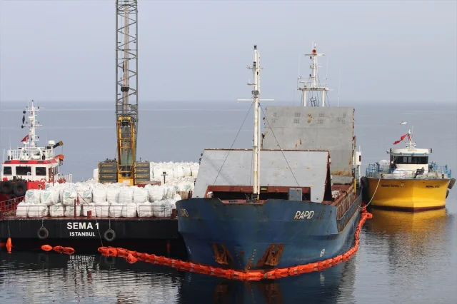 Kandıra Sahillerinde Yaklaşan Tehlike Karaya Oturan Geminin Yükleri Tahliye Ediliyor