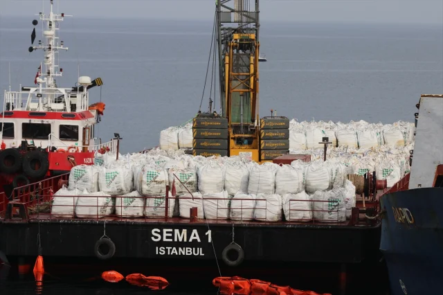 Kandıra Sahillerinde Yaklaşan Tehlike Karaya Oturan Geminin Yükleri Tahliye Ediliyor