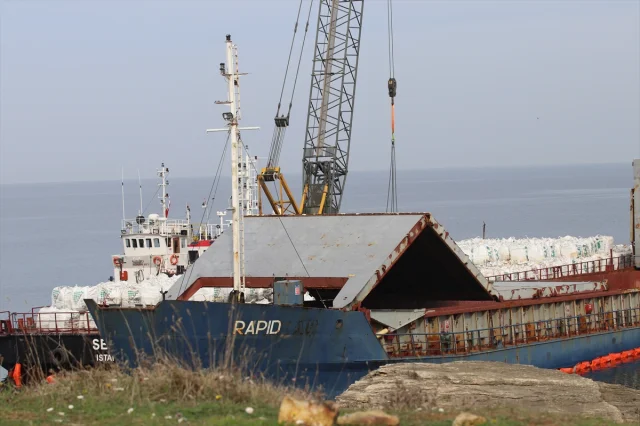 Kandıra Sahillerinde Yaklaşan Tehlike Karaya Oturan Geminin Yükleri Tahliye Ediliyor