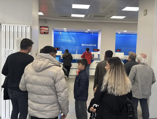 Yüzyılın Konut Projesine Başvurularda Yoğunluk: Vatandaşlar Sıra Bekliyor