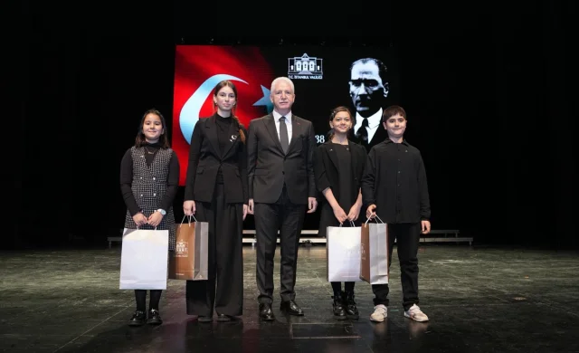 İstanbul'da Atatürk'ü Anma Programı Duygulandırdı