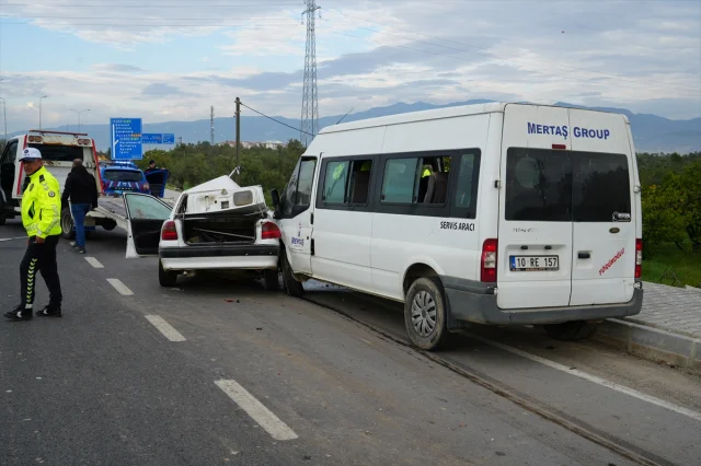 Balıkesir'de Korkutan Kaza: İşçi Servisi Otomobille Çarpıştı