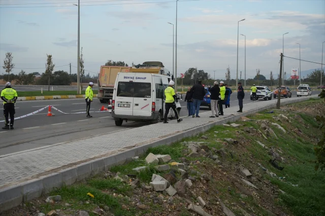 Balıkesir'de Korkutan Kaza: İşçi Servisi Otomobille Çarpıştı