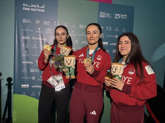 Türk Kadın Haltercilerden Tarihi Başarı Suudi Arabistan'da Ş...