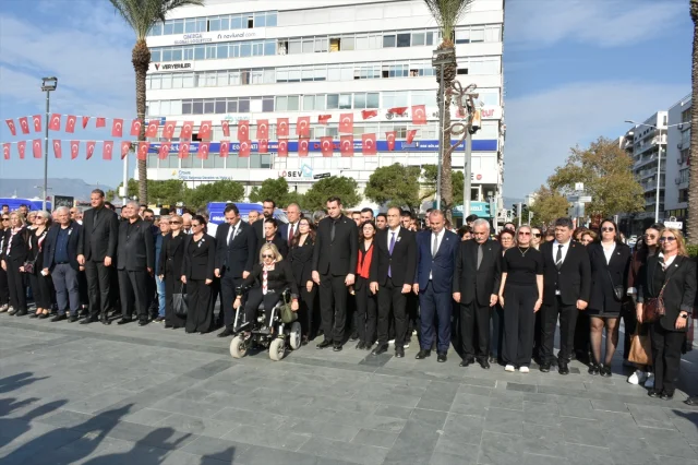 İzmir'de Ata'ya Saygı Yürüyüşü Düzenlendi: Devasa Atatürk Posteri İlgi Çekti
