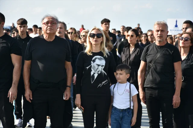 İzmir'de Ata'ya Saygı Yürüyüşü Düzenlendi: Devasa Atatürk Posteri İlgi Çekti
