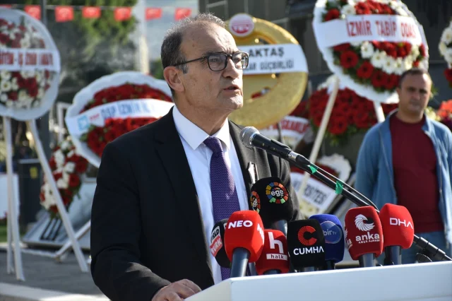 İzmir'de Ata'ya Saygı Yürüyüşü Düzenlendi: Devasa Atatürk Posteri İlgi Çekti