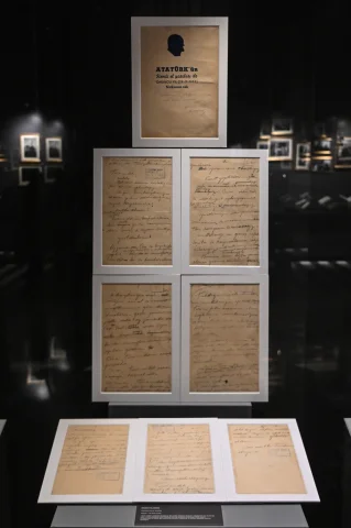 Atatürk'ün Kitap Dünyasına Yolculuk Ziyaretçileri Hayrete Düşürüyor