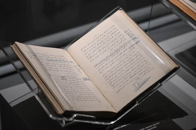 Atatürk'ün Kitap Dünyasına Yolculuk Ziyaretçileri Hayrete Düşürüyor