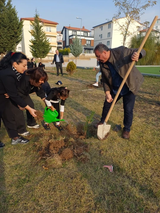 Türk Okullarında Atatürk'ü Anma Gününde Fidan Dikme Etkinliği