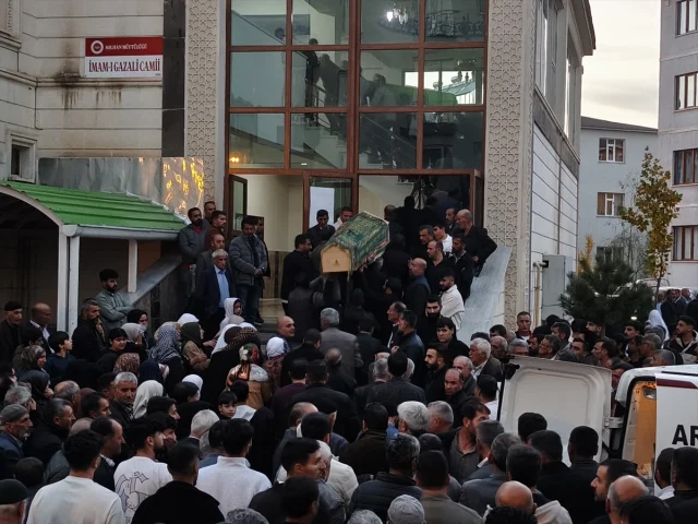 Elazığ'da Kaza Sonucu Yaşamını Yitiren Anne ve Bebeği Bingöl'de Son Yolculuğuna Uğurlandı