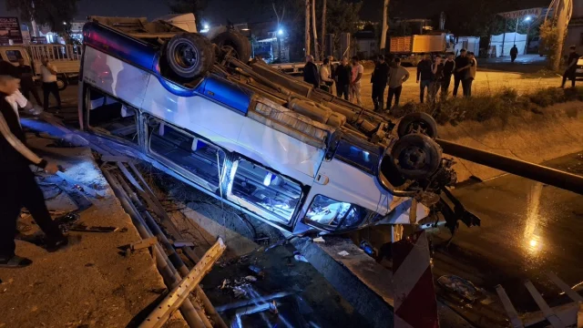 Mersin'de Trafik Kazası Panik Yarattı: Minibüs Kanala Devril...