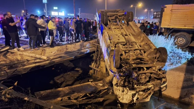 Mersin'de Trafik Kazası Panik Yarattı: Minibüs Kanala Devrildi